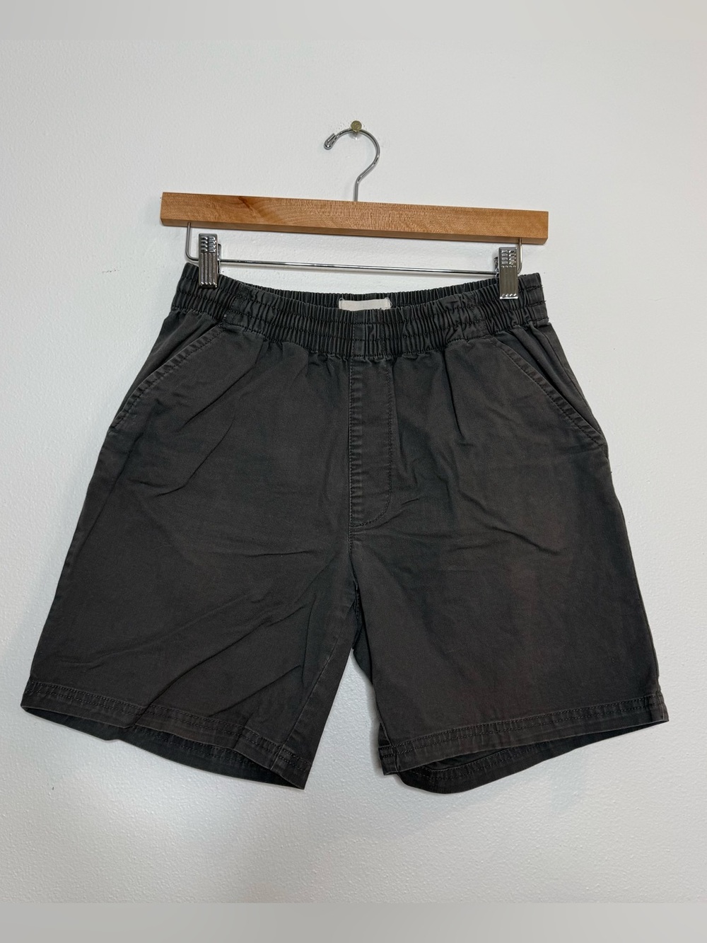 Pact Organic Cotton Canvas Shorts in dark grey size small 7 inch inseam